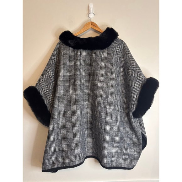 Vince Camuto Plaid Faux Fur Trim Cape Gray Black One Size - Picture 3 of 8